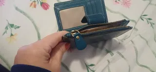 Cartera azul con broche de flor