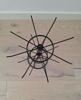 Espositore girevole in metallo nero