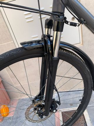 Bicicleta de ciudad negra