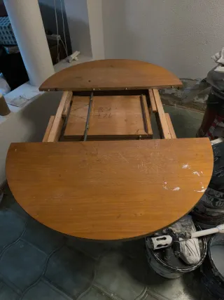 Mesa redonda de madera