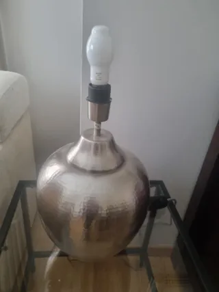 Lámpara de mesa dorada y beige