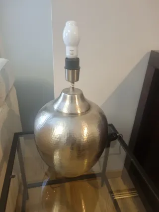 Lámpara de mesa dorada y beige