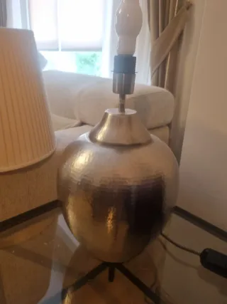 Lámpara de mesa dorada y beige