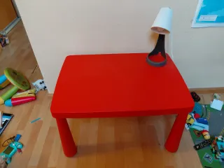 Mesa infantil roja MAMMUT + Lámpara
