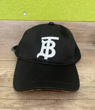 Gorra Burberry Negra con Logo Blanco
