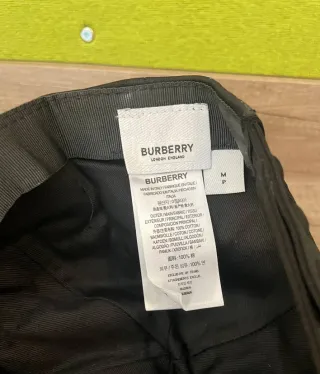 Gorra Burberry Negra con Logo Blanco