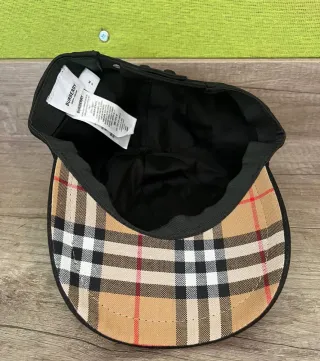 Gorra Burberry Negra con Logo Blanco