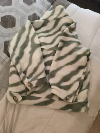 Chaqueta de felpa con estampado cebra