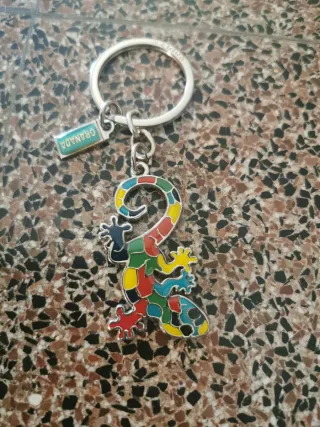 Portachiavi colorati: lucertola e guanto