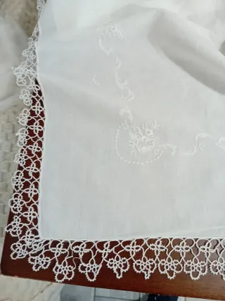 Lenzuolo in lino con chiacchierino e ricamo a mano