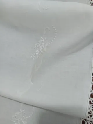 Lenzuolo in lino con chiacchierino e ricamo a mano