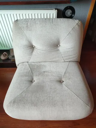 Sillón moderno beige con botones