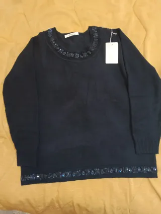 Maglia blu con pietre