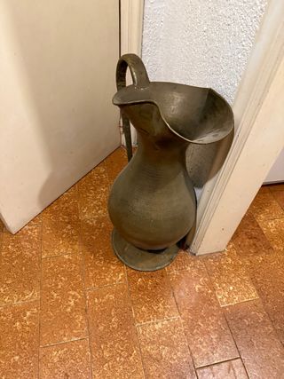 Vaso in metallo dorato