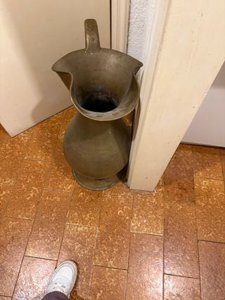 Vaso in metallo dorato