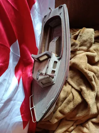 Barco a pilas hecho a mano