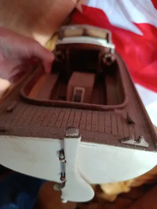 Barco a pilas hecho a mano