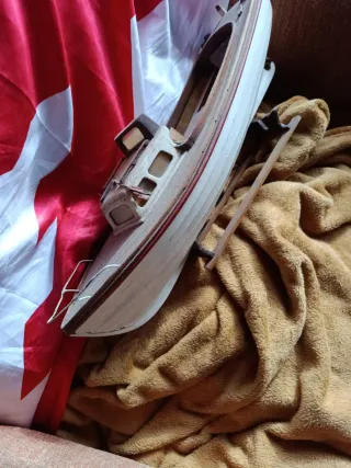 Barco a pilas hecho a mano