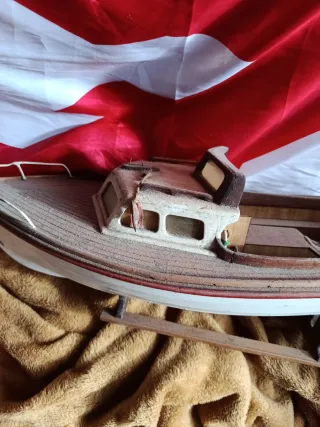 Barco a pilas hecho a mano