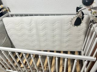 Cuna blanca con colchón y móvil
