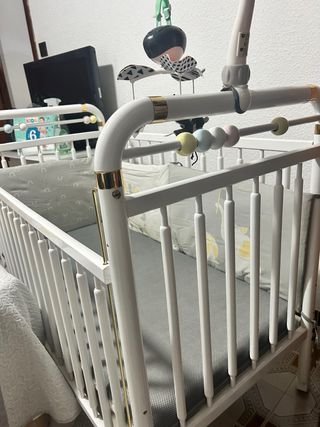 Cuna blanca con colchón y móvil