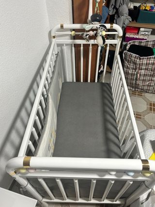 Cuna blanca con colchón y móvil