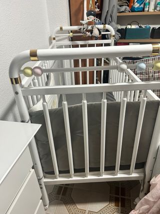 Cuna blanca con colchón y móvil