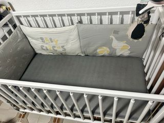 Cuna blanca con colchón y móvil