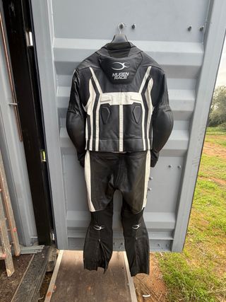 Mono MUGEN RACE cuero talla 56