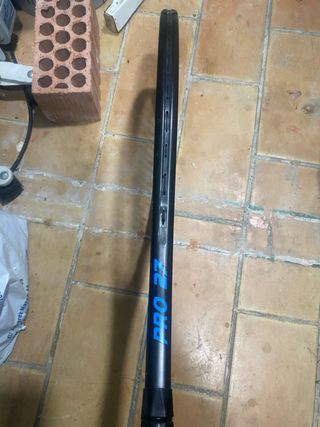 Raqueta de tenis con funda y pelotas