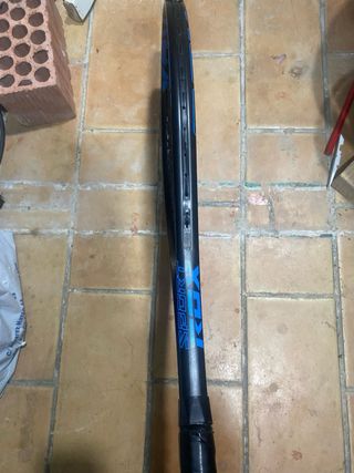 Raqueta de tenis con funda y pelotas