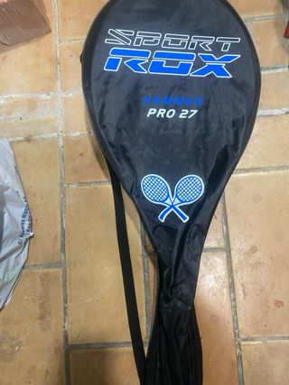 Raqueta de tenis con funda y pelotas