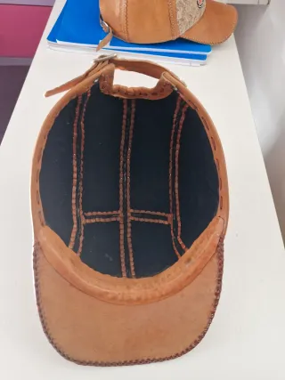 Gorra de piel beige y negra