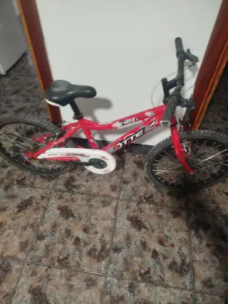 Bicicleta infantil roja