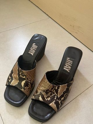 Sandalias Jhay piel serpiente