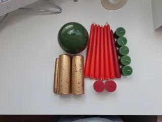 Set di candele decorative e candelabri