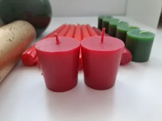 Set di candele decorative e candelabri