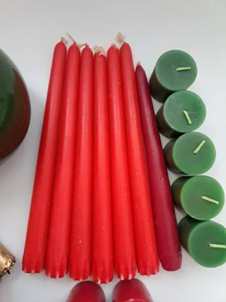 Set di candele decorative e candelabri