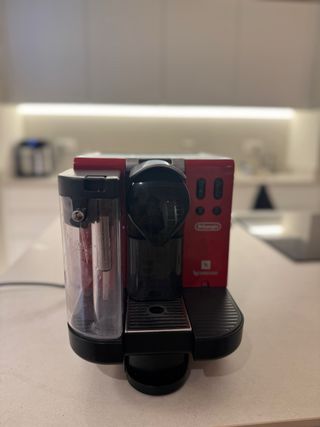 Cafetera Nespresso Lattissima One DeLonghi + leche