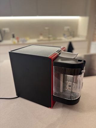 Cafetera Nespresso Lattissima One DeLonghi + leche