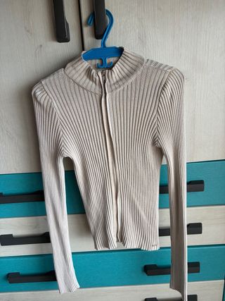 Rebeca beige fina con cremallera