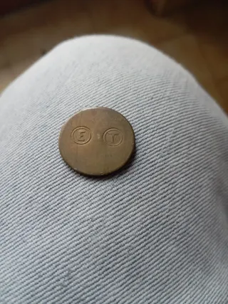 Gettone metallico in ottone con lettere E e T