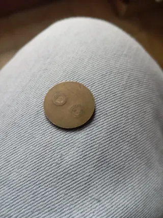 Gettone metallico in ottone con lettere E e T