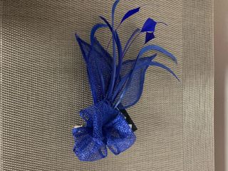 Tocado azul con plumas y malla