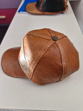 Gorra de piel artesanal