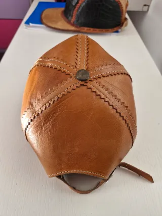 Gorra de piel artesanal