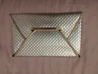 Bolso de mano plateado