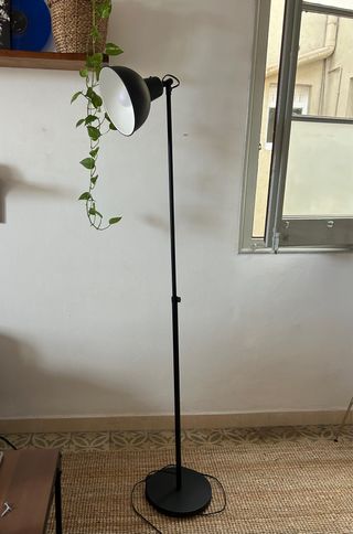 Lámpara de pie IKEA SKURUP Negra