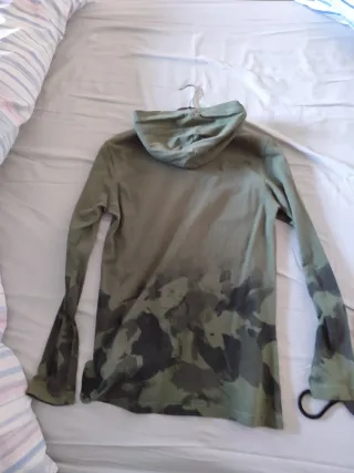 Maglia con cappuccio mimetica