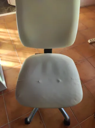 Sedia da ufficio bianca e argentata